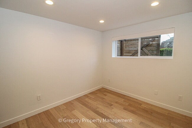 Building Photo - 604 9th Ave