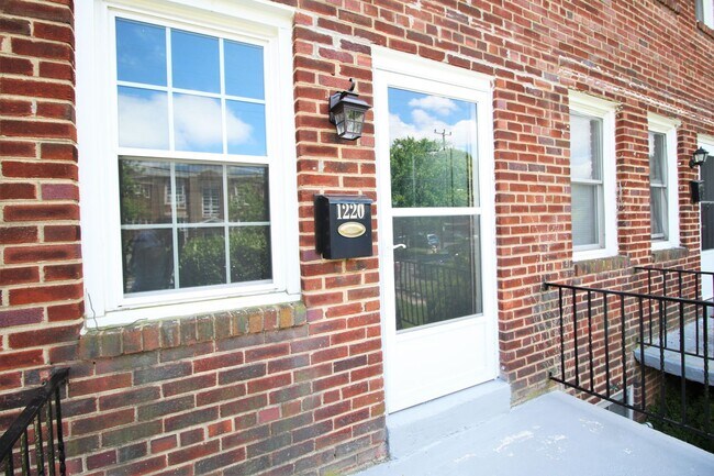 Building Photo - Townhouse Two Blocks to Braddock Rd Metro Station