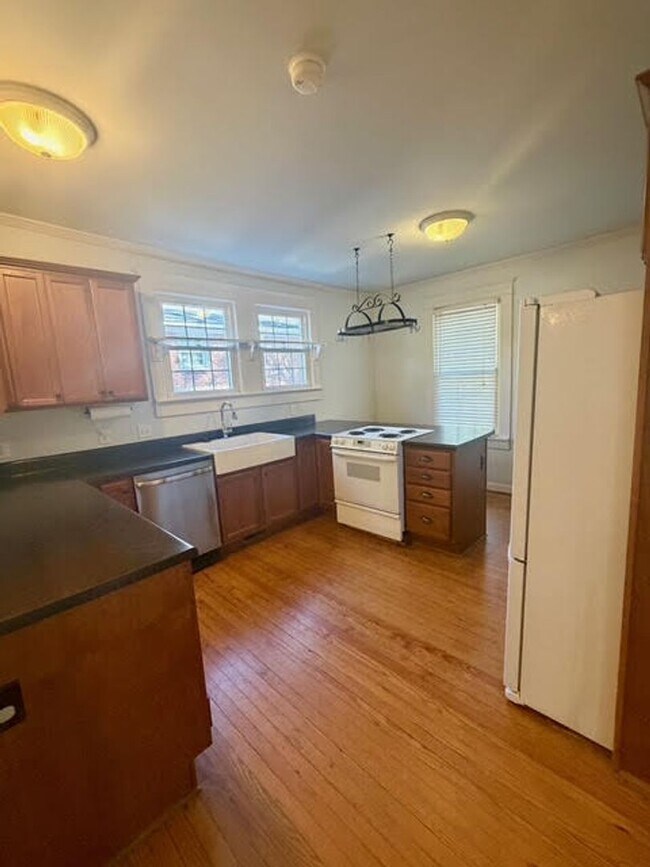 Building Photo - Charming 4BR/2BA House w/ Fenced back yard!