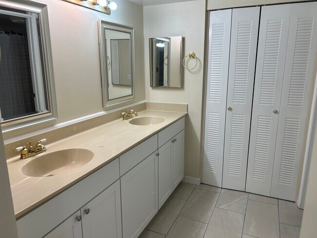 Building Photo - 2517 S 17th St