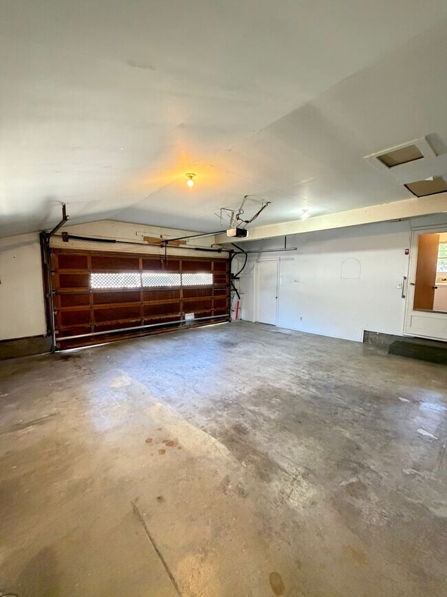 Building Photo - 3 Bedroom on Large corner lot!