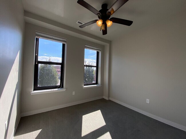 Building Photo - $1,550 | 1 Bedroom, 1 Bathroom Condo | Ava...