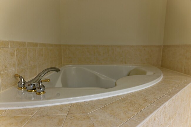 Building Photo - 315 King Farm Blvd