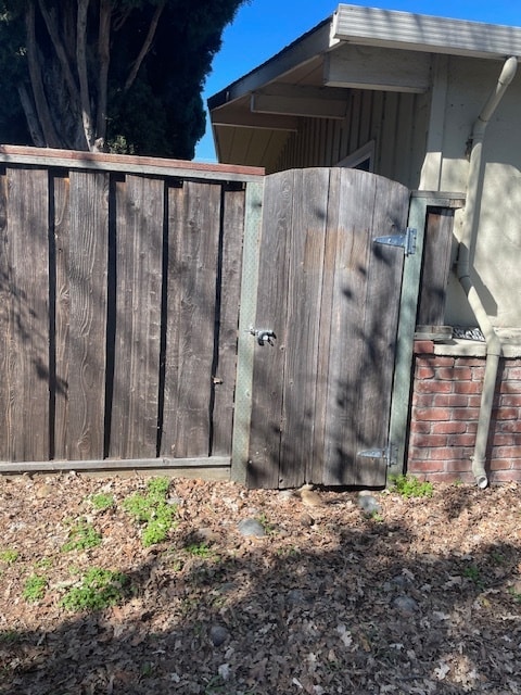 Fenced spacious side yard - 3121 Alma St