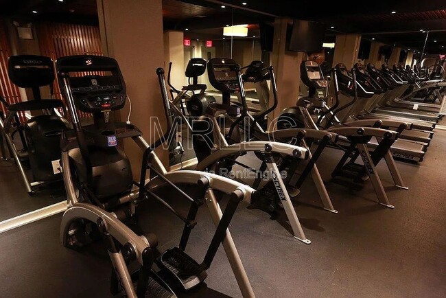 Building Photo - 1215  Broadway