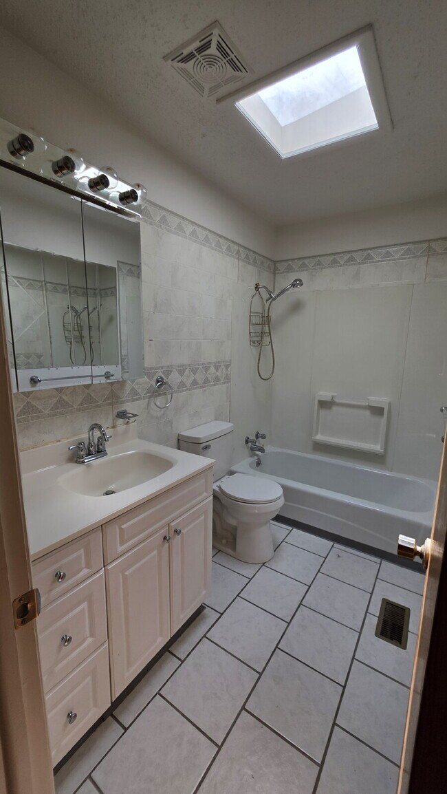 Building Photo - Spacious 3 Bed/ 3 Bath in Widefield Cul-de-Sac
