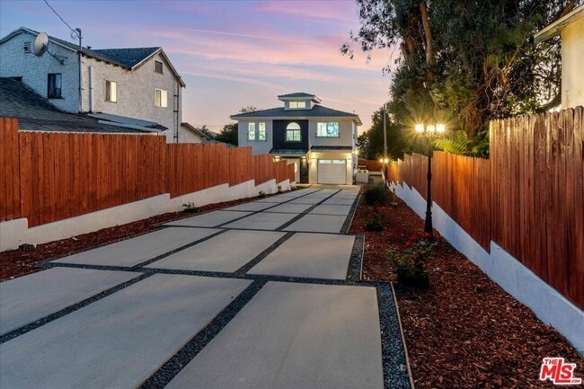 Building Photo - 10349 Hillhaven Ave