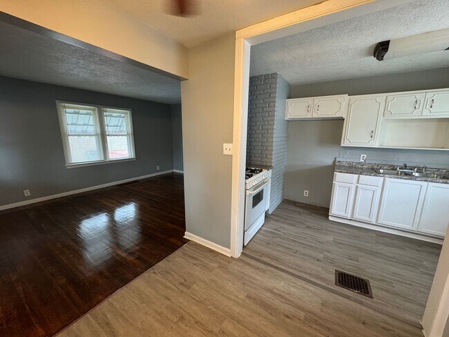 Building Photo - 2342 E Legrande Ave
