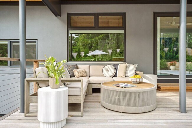 Building Photo - 32 Island View Dr W