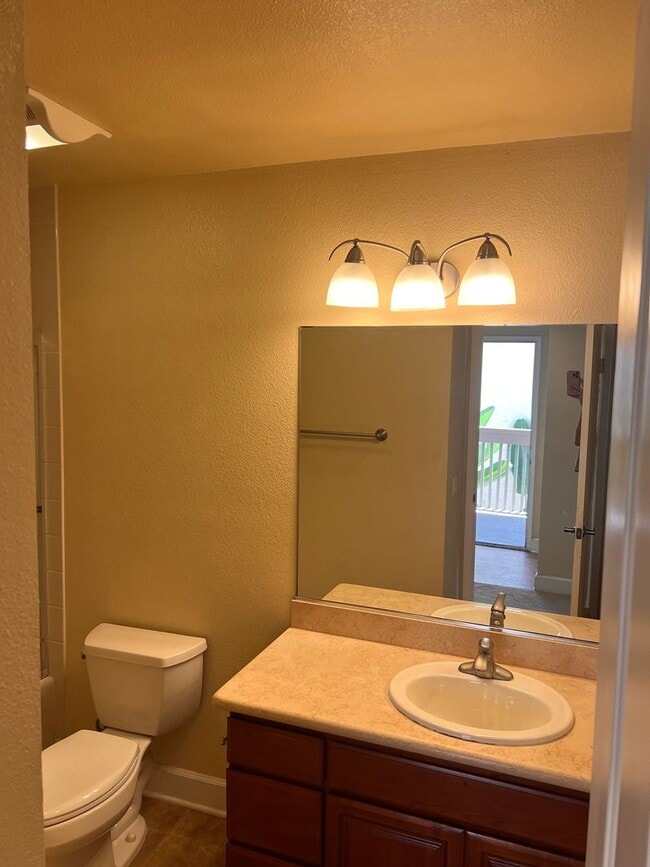 Building Photo - 2 bedroom, 2 bath top floor condo in La Jolla