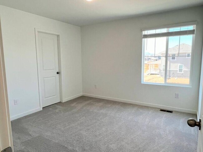 Building Photo - 690 Rob Roy Ct