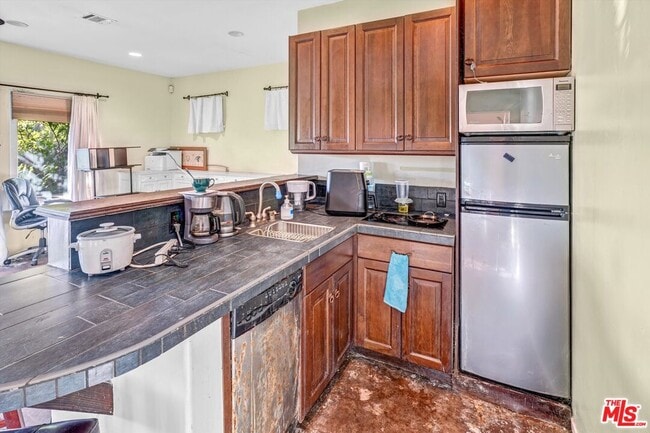 Building Photo - 212 3rd Ave