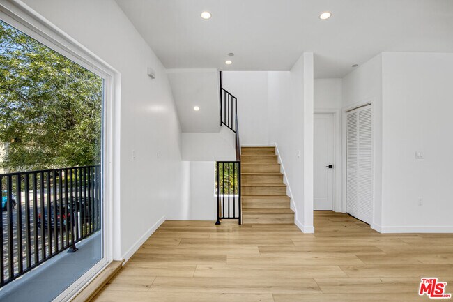 Building Photo - 10828 Hesby St