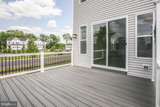 Building Photo - 665 Levering St