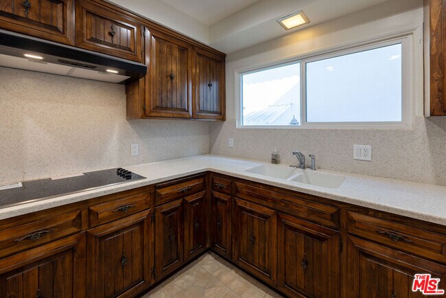 Building Photo - 4360 Kraft Ave