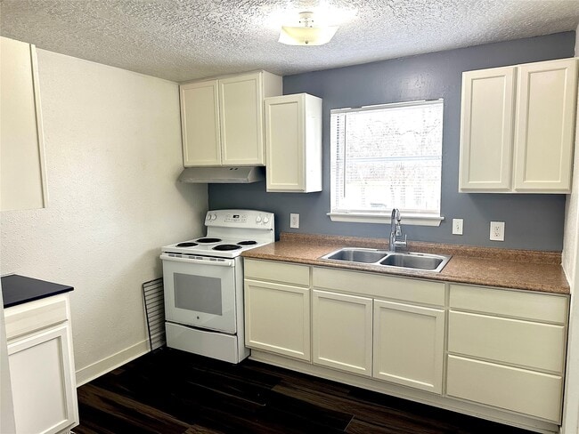 Building Photo - 1005 Avenue E 1/2