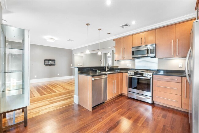 Building Photo - 22 Clarendon Ave