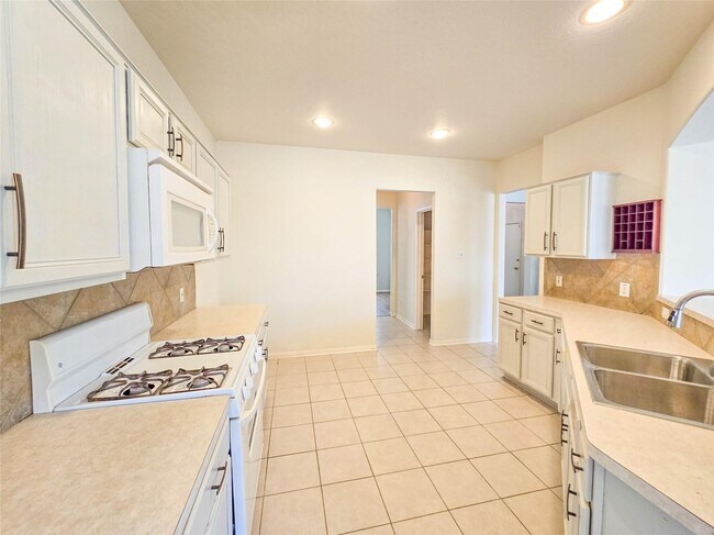 Building Photo - 2214 Trotter Dr