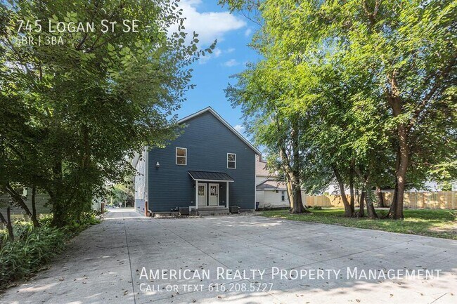 Building Photo - 745 Logan St SE