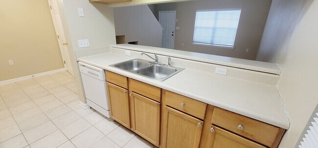 Building Photo - LOVELY NW 3/3 End Unit w/ Washer/Dryer, Open Kitchen w/ Bar, & More! $1450/month Avail June 1st!