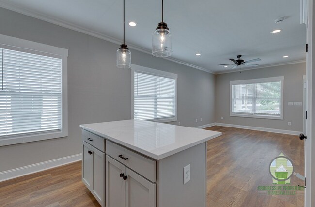 Building Photo - 10 Howard St