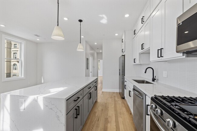 Building Photo - 152 Marion St