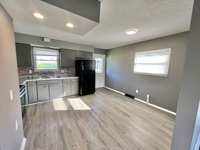 Building Photo - Newly remodeled duplex in Monroe