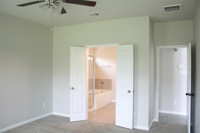 Building Photo - 18319 Pin Oak Lake Dr