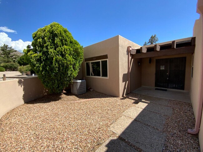Building Photo - 3 Bedroom Single Story Home Available Near...