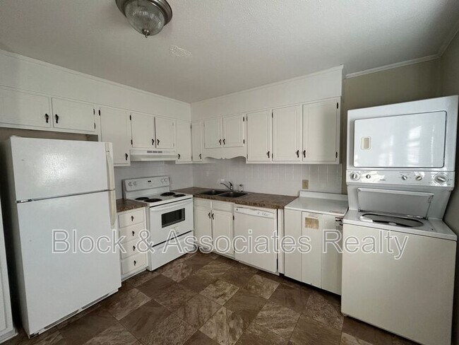 Building Photo - 110 Hedgecock Ave SW