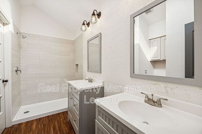 Building Photo - 3740 Racquet Ct