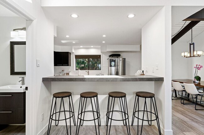 Building Photo - Beautifully Remodeled 3 bed, 3 baths 2 Car...