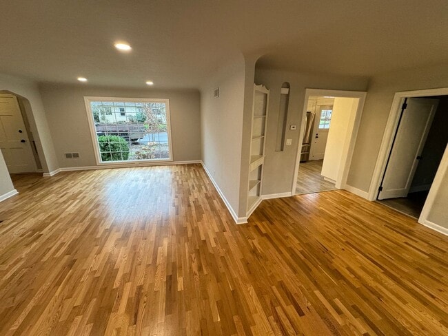 Building Photo - Fully Renovated 4 Bed Home w/ Fenced Backy...