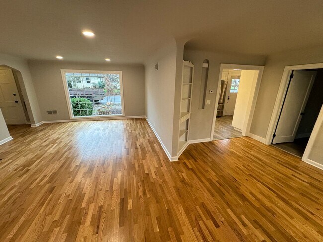Building Photo - Fully Renovated 4 Bed Home w/ Fenced Backyard, W/D's in Unit.
