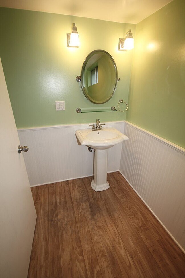 Building Photo - MOUNTLAKE TERRACE 3 BED, 2 BATH HOME FOR R...