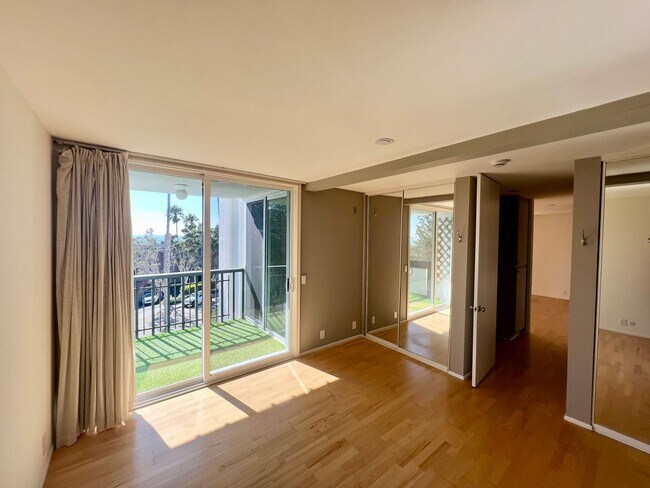 Building Photo - 2 Bed / 2 Bath Condo with Panoramic Ocean ...