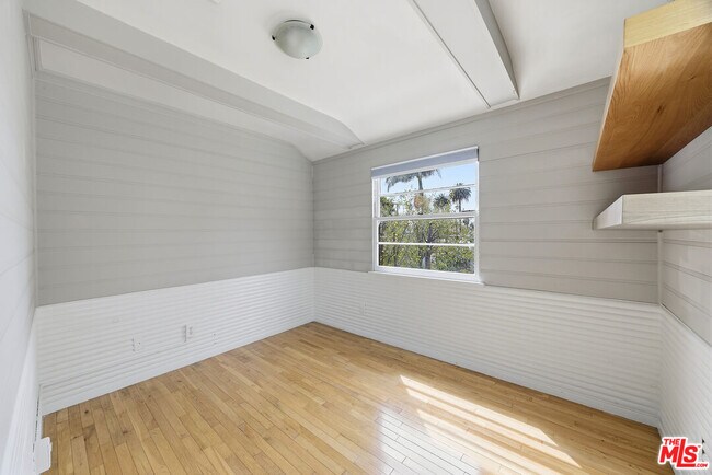 Building Photo - 820 Crestmoore Pl