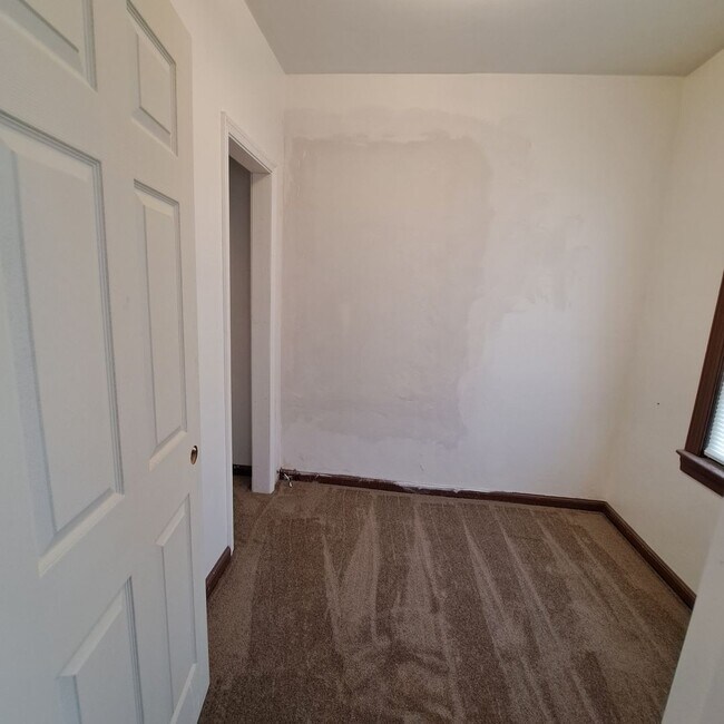 Building Photo - 708 DINWID