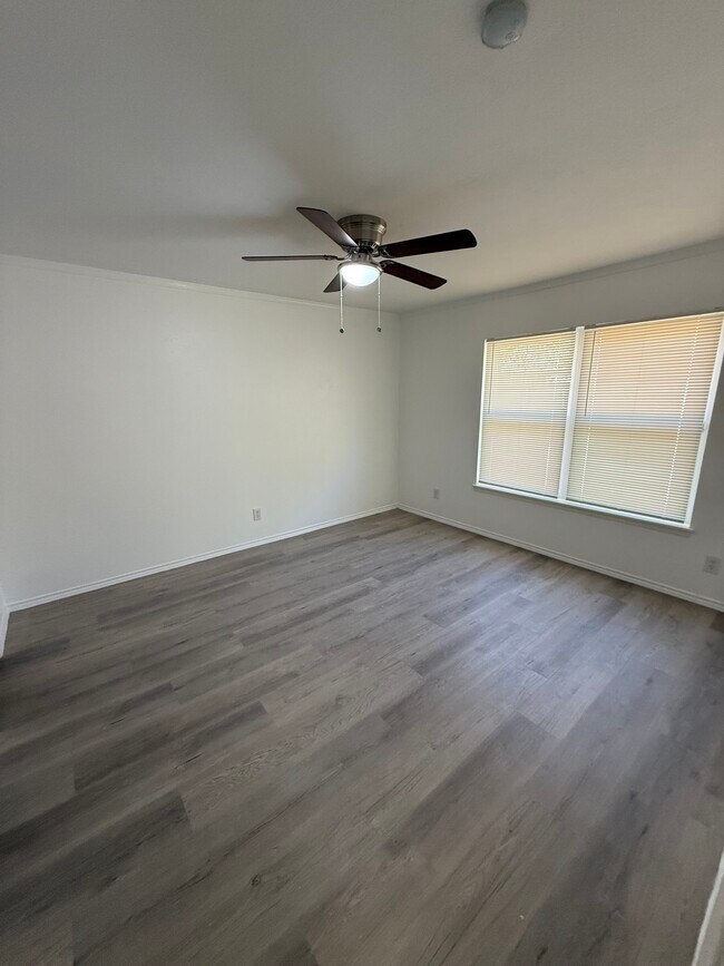 Building Photo - 125 London Ln