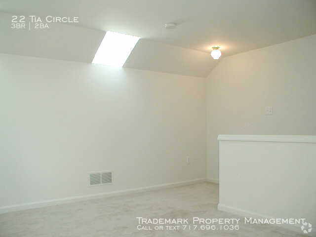 Building Photo - Spacious End of Row Town Home