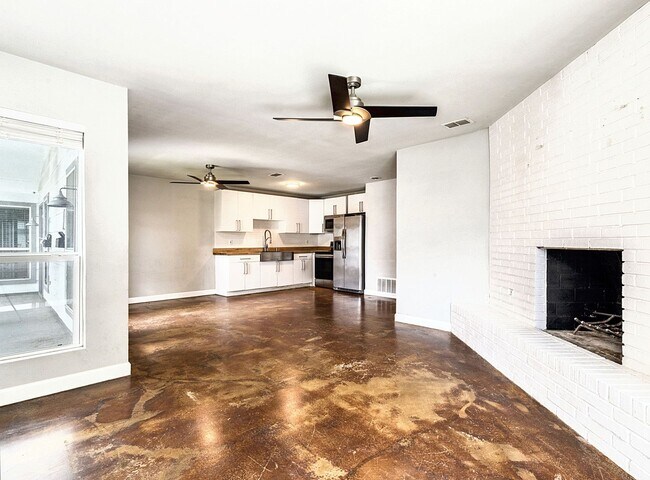 Building Photo - 2401 La Casa Dr