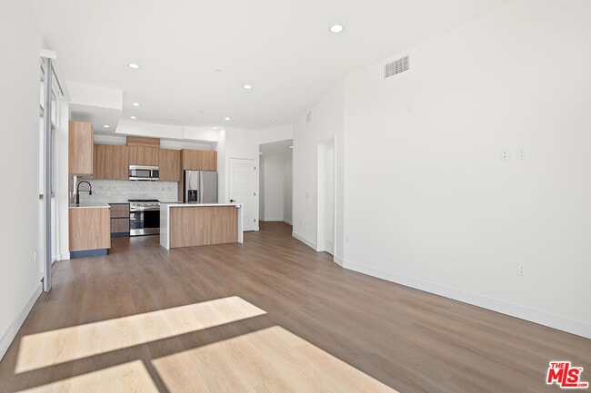 Building Photo - 164 Chestnut St