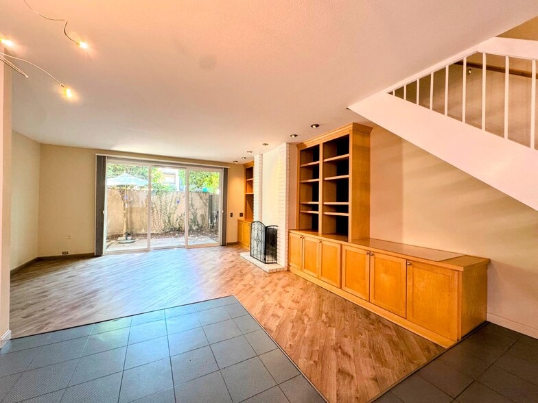 Building Photo - 2224 Woodside Ln