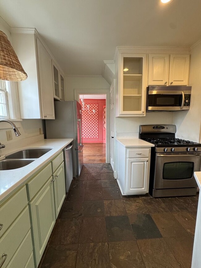 Building Photo - 2912 Woodlawn Dr