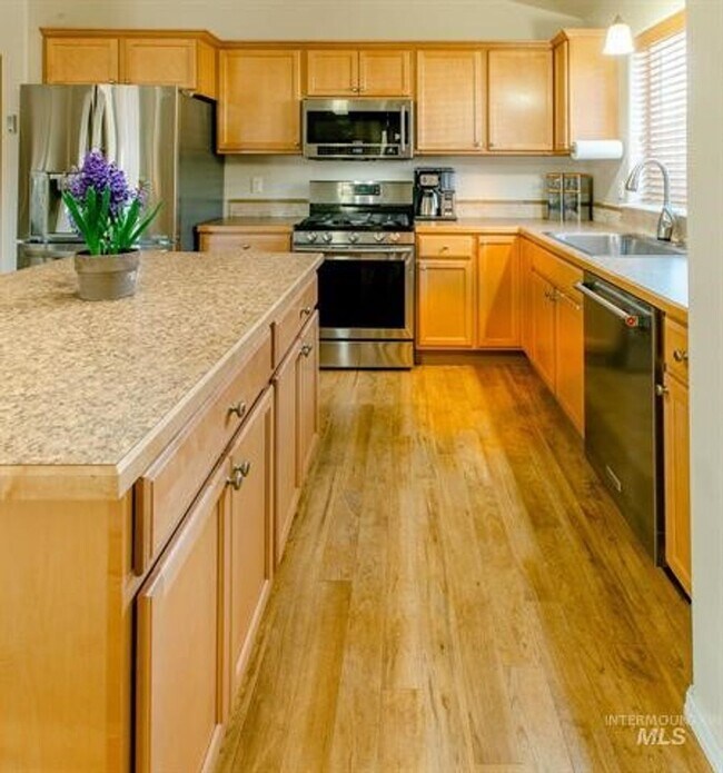 Building Photo - Beautiful 3 bed 2 bath home in the perfect Boise area just off Five Mile Rd and Lake Hazel Rd