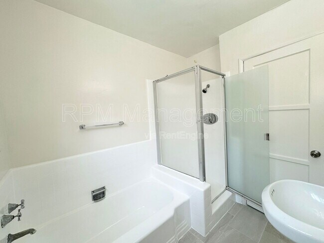 Building Photo - 905 N Sweetzer Ave