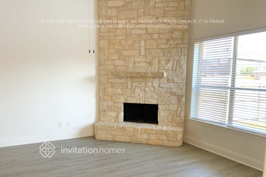 Building Photo - 721 W Talon Dr