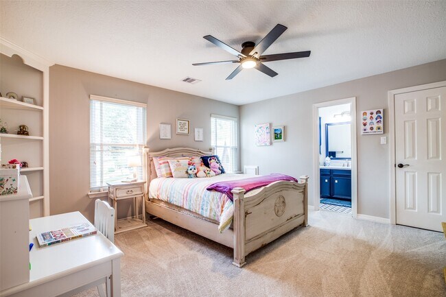 Building Photo - 7 Deer Lake Ct