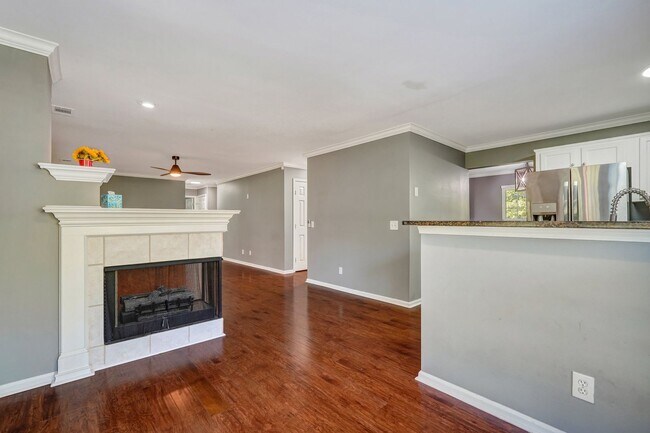 Building Photo - Richmond Hill Beauty: 4-Bedroom Home with Stunning Lagoon Views!