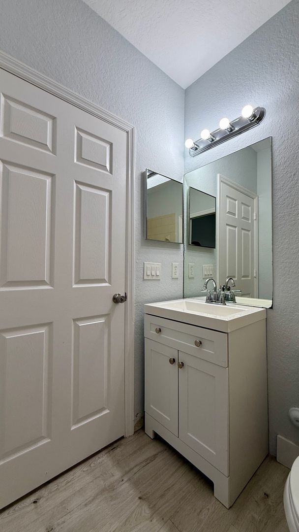 Building Photo - Spacious 3/3 Townhouse with Lake View – Sa...